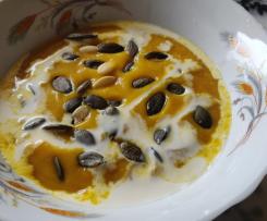 Zupa krem z dyni z imbirem, curry i słodką oraz ostrą papryką