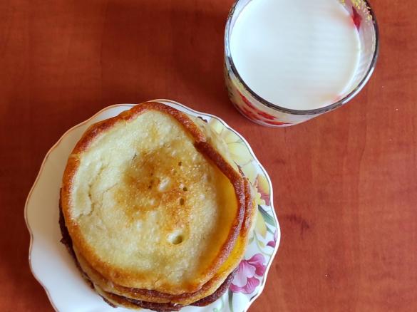 Pancakes na jogurcie i śmietanie