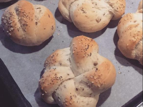 Bułeczki śniadaniowe z ziarnami