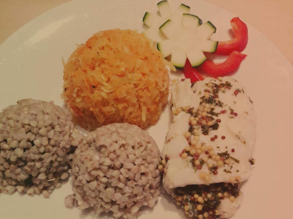 ROLADA Z DORSZA W MAŚLE MUSZTARDOWYM Z ROZMARYNEM, PIETRUSZKĄ, MIODEM I SKÓRKĄ Z CYTRYNY