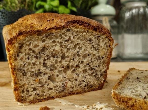 CHLEB ORKISZOWY Z MIGDAŁAMI