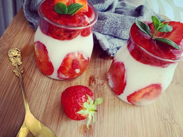 Waniliowy pudding ryżowy z frużeliną truskawkową