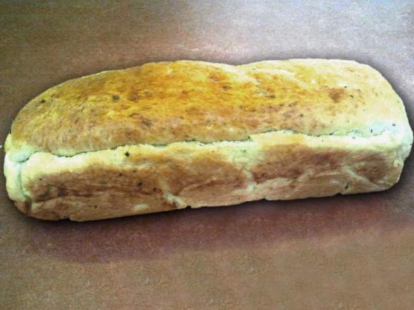 Chleb z serem feta i oliwkami