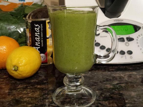 Przepyszne smoothie owocowe ze szpinakiem