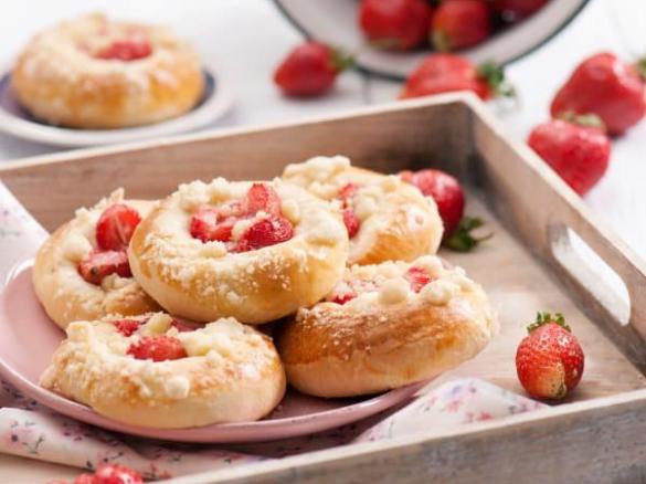 Drożdżówki z truskawkami i kruszonką