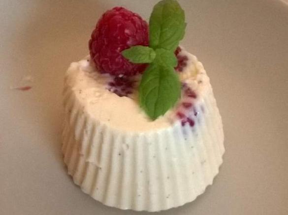 Lody vaniliowe z malinami i bezikami