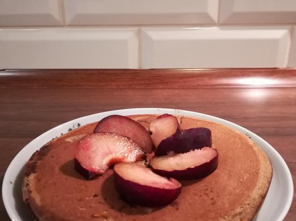 Omlet jaglany ze śliwkami