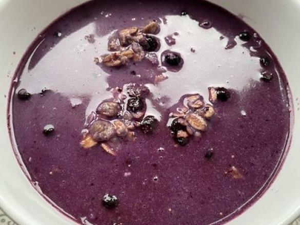 Owsianka z jagodami i masłem orzechowym by Mini Run