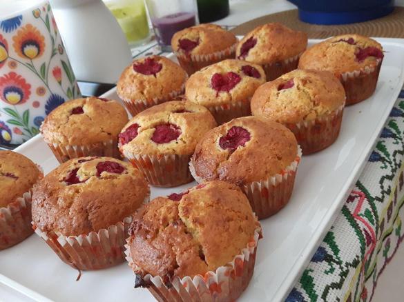 Mufiiny/babeczki z malinami (owocami) i białą czekoladą:)