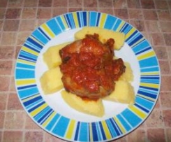 Polenta z sosem pomidorowym, z grzybami i kielbaskami