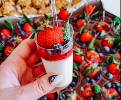 Mini Panna cotta z musem malinowym