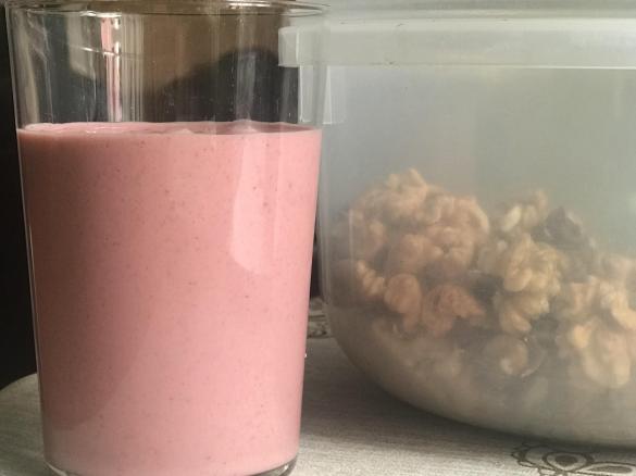 Treściwy napój truskawkowo-orzechowy