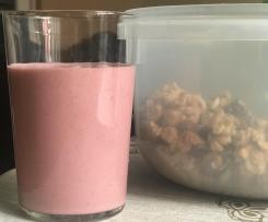 Treściwy napój truskawkowo-orzechowy