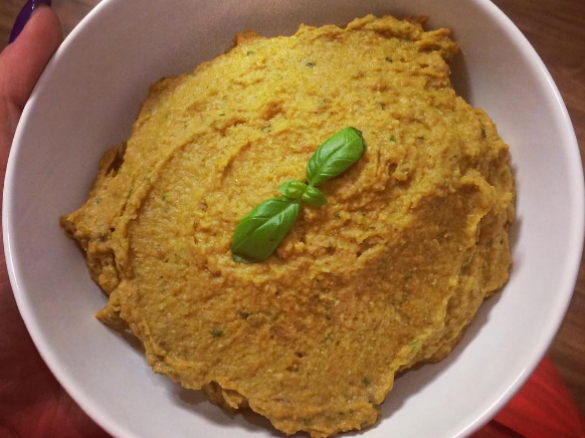 Pasta z czerwonej soczewicy z suszonymi pomidorami i bazylią