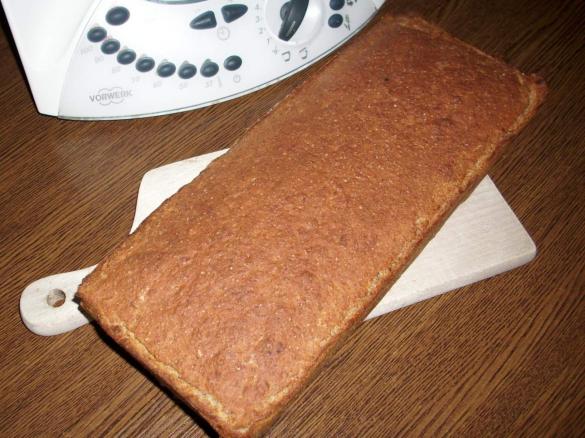 Chleb orkiszowy z otrębami i żurawiną