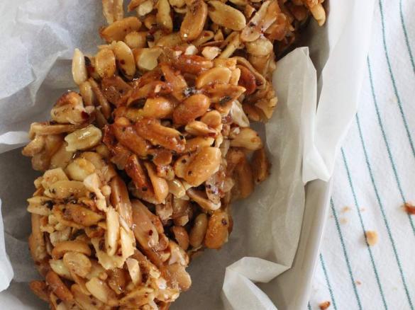 Orzechowy chrupak z piwem i chili