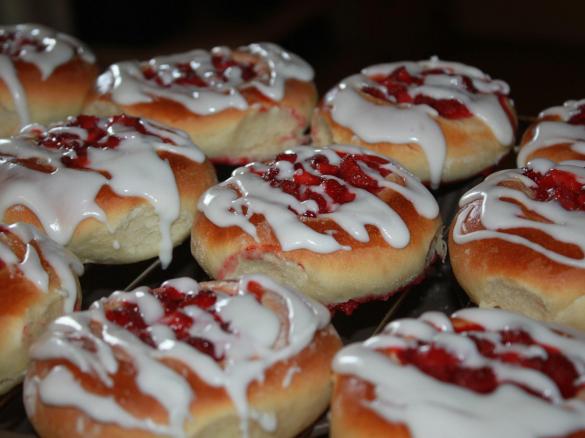 Drożdżówki z truskawkami i lukrem