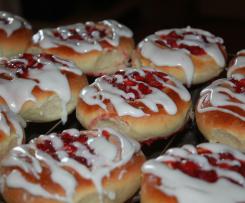 Drożdżówki z truskawkami i lukrem