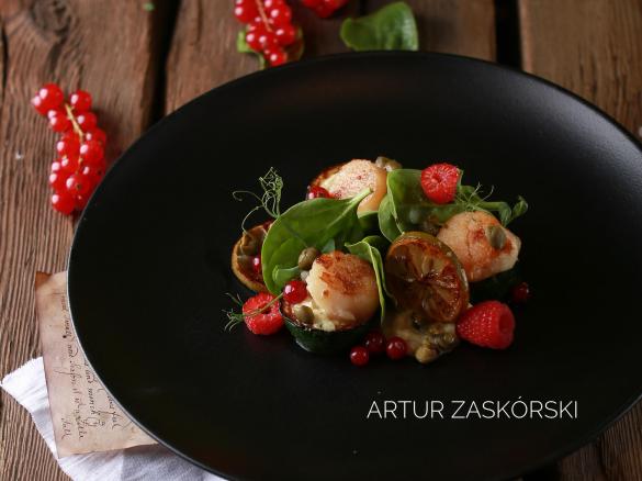 Smażone przegrzebki w łódeczkach z cukinii z sosem kaparowo-limonkowym