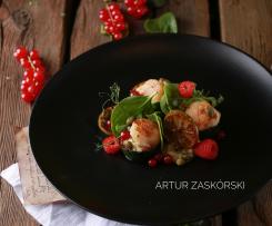 Smażone przegrzebki w łódeczkach z cukinii z sosem kaparowo-limonkowym