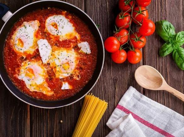 Shakshuka ze szpinakiem, chorizo i serem feta