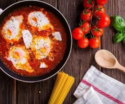 Shakshuka ze szpinakiem, chorizo i serem feta