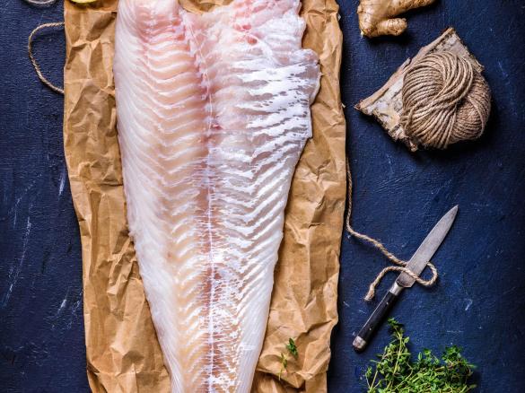 Filet z dorsza pod pomidorowo-orzechową kruszonką