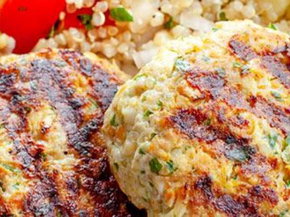 Fit Burgery z indyka i kalafiora na parze, Surówka z buraka i jabłka z octem jabłkowym