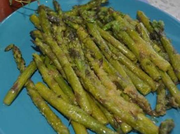 Szparagi z masłem i bułką tartą