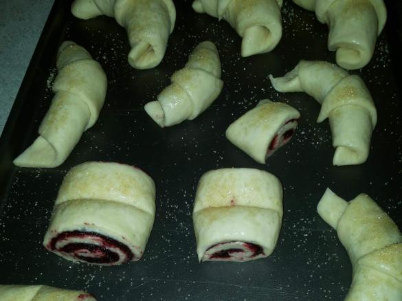 rogaliki,drożdżóweczki migdałowe z nadzieniem