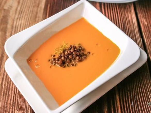 ZUPA Z KISZONYCH POMIDORÓW Z SOCZEWICĄ I OLIWĄ TRUFLOWĄ