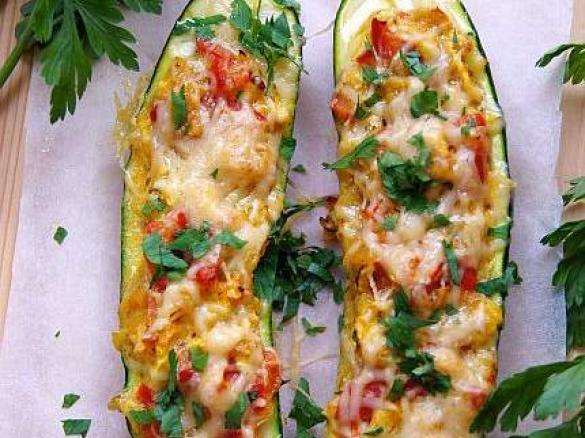 Cukinia nadziewana pomidorem z curry