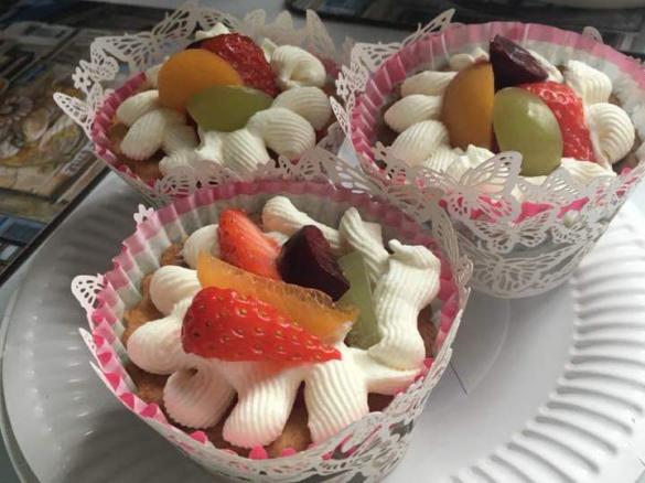 Kruche babeczki z kremem budyniowym