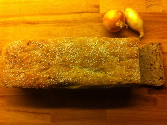 Chleb z otrębami i smażoną cebulką