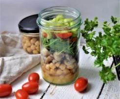 Szybka sałatka do słoika z ciecierzycą, duszonymi pieczarkami i rukolą