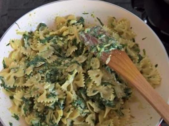 Makaron ze szpinakiem i jarmużem