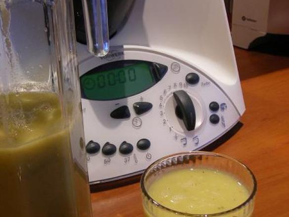 OCZYSZCZAJĄCY KOKTAJL ZE ŚWIEŻYCH OWOCÓW