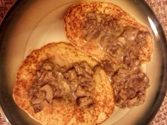 Placki ziemniaczane z sosem pieczarkowym