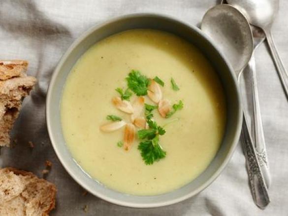 Zupa z  pietruszka i Jabłkiem * lekko pikantna