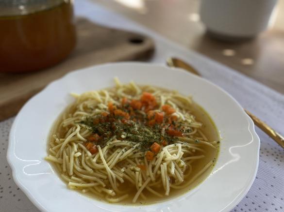 Wegetariański rosół z pieczonych warzyw (z osłoną noża)