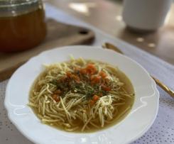 Wegetariański rosół z pieczonych warzyw (z osłoną noża)