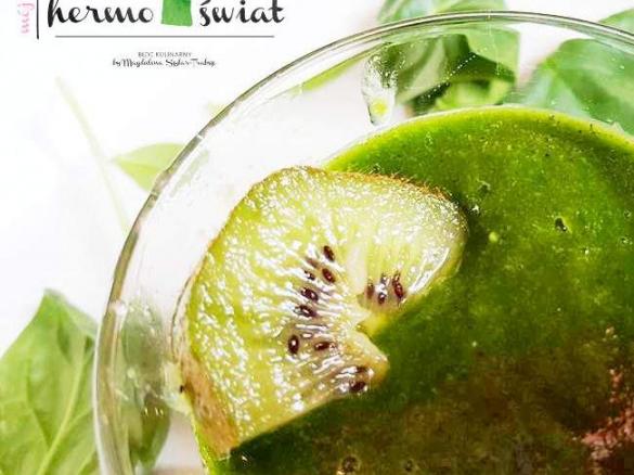 KOKTAJL ZE SZPINAKIEM, KIWI, BANANEM I CYTRYNĄ