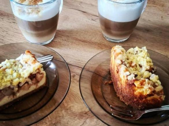 Sernik z jabłkami i kruszonką