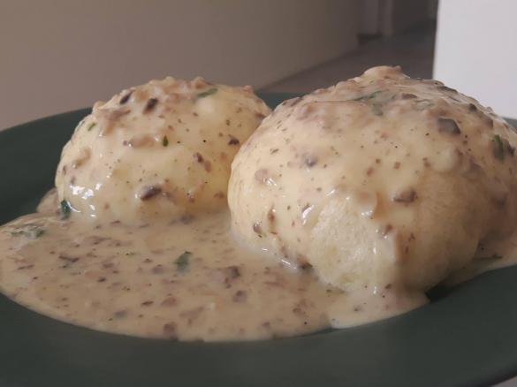 Pampuchy z sosem pieczarkowym