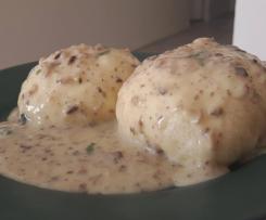 Pampuchy z sosem pieczarkowym