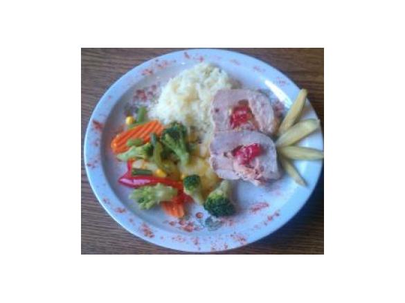 Kieszonki z piersi kurczaka faszerowane serem camembert, papryką i szynką