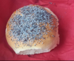 Bulki posypane makiem.