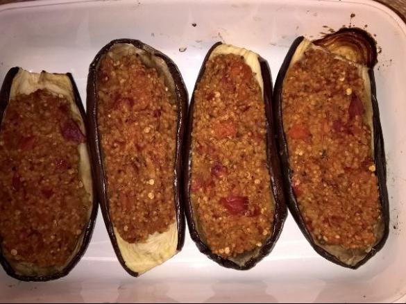 Bakłażany faszerowane kaszą jaglaną i warzywami