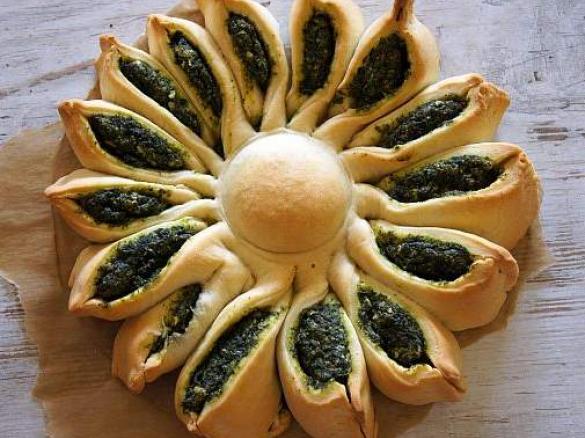 Drożdżowe słoneczko ze szpinakiem