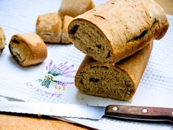 Chleb, a w nim z czosnek i pietruszka